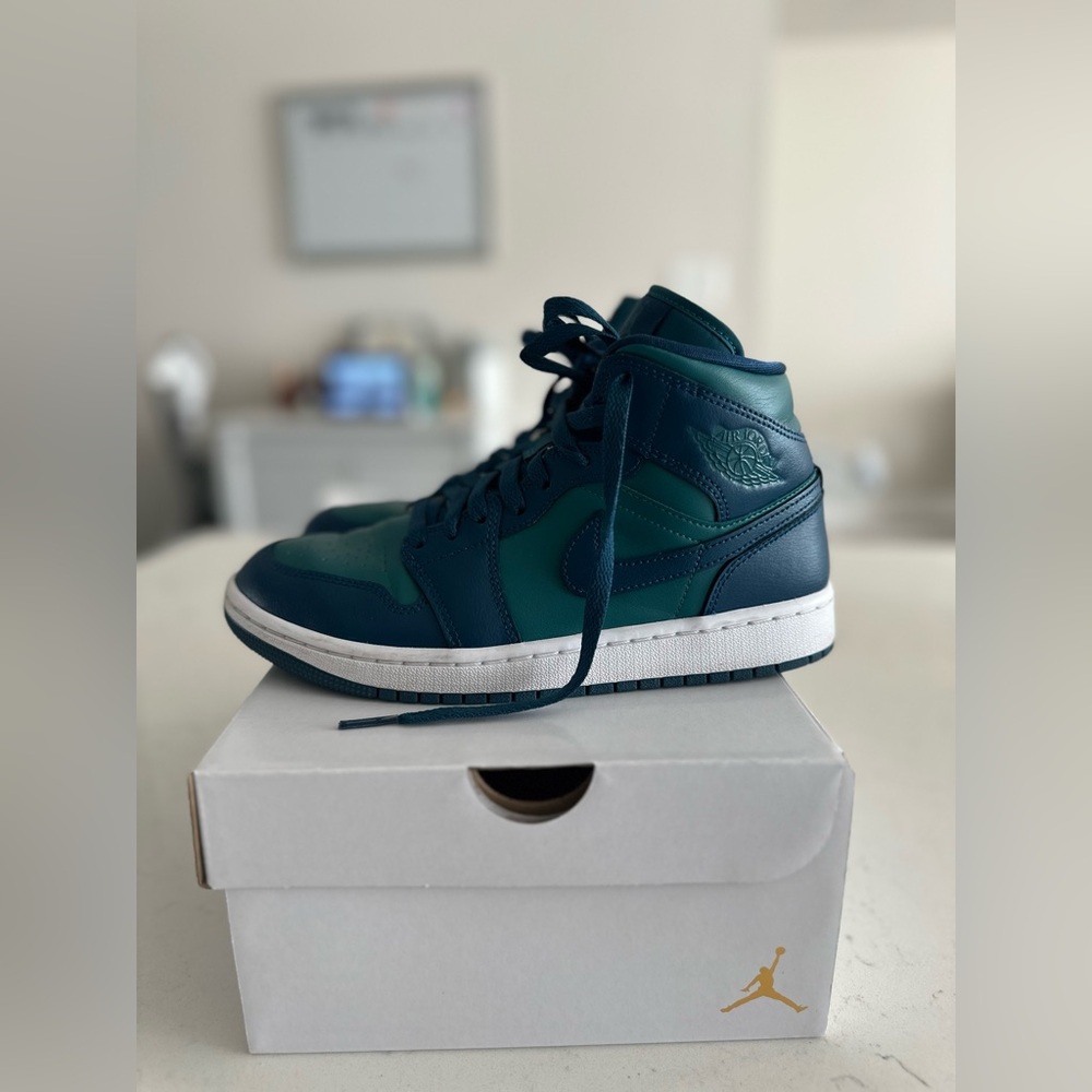 Jordan 1s (Mids)